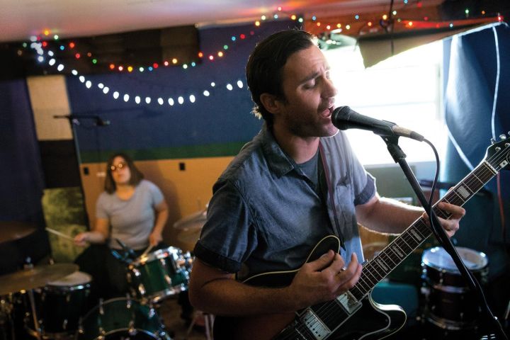 Shure%20PGA58%20Dynamic%20Microphone%20-%20Handheld%20Mic%20for%20Vocals%20with%20Cardioid%20Pick-up%20Pattern,%20Discrete%20On/Off%20Switch,%20Stand%20Adapter%20and%20Zipper%20Pouch%20-%20Image%204