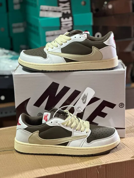 Nike%20Men%E2%80%99s%20Travis%20Scott%20x%20Air%20Jordan%201%20(Cactus%20Jack)%20-%20Image%202