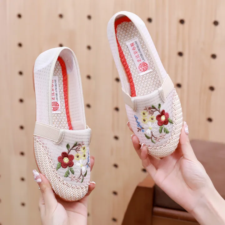 %E3%80%90WEJA%E3%80%91New%20Style%20Embroidered%20Women's%20Summer%20Old%20Beijing%20Cloth%20Shoes%20Women's%20Shoes%20Breathable%20Soft%20Bottom%20Lightweight%20Mom%20Shoes%20Ethnic%20Style%20Ancient%20Chinese%20Clothing%20Shoes%20Women's%20Shoes%20-%20Image%203