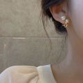 Women's French High-end Temperament Pearl Stud Earrings Fashion Female Retro Light Luxury Hoop Earrings. 