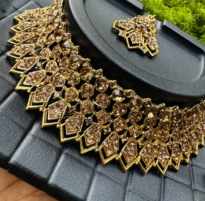 Dull%20gold%20color%20chocker%20necklace%20with%20one%20pair%20earring%20and%20one%20nalal%20theli%20with%20gold%20stone%20for%20girl%20and%20women%20-%20Image%204