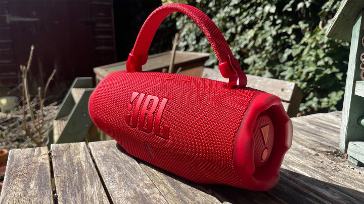 JBL%20Charge%206%20Portable%20Bluetooth%20Speaker%2028%20Hours%20Battery%20Life%20-%20Image%202