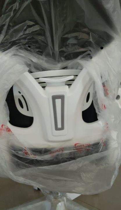 EXECUTIVE%20OFFICE%20CHAIR%20WITH%20HEAD%20REST%20(%20BLACK%20MESH%20&%20WHITE%20BODY)%20-%20OC1015%20-%20Image%203