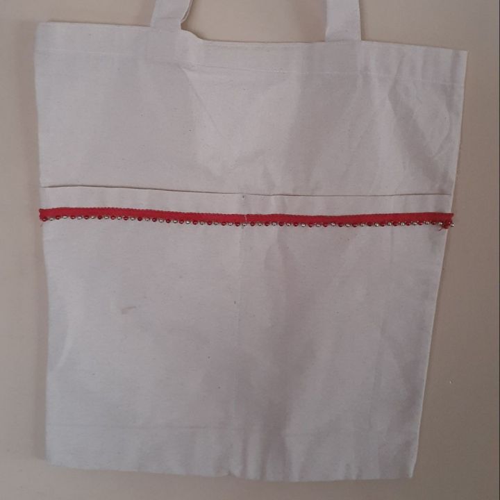 Stylish%20Row%20Material%20Tote%20Bag:%20Trendy%20and%20Eco-Friendly%20Tote%20Bag%20with%20Unique%20Row%20Material%20Construction%20-%20Image%202