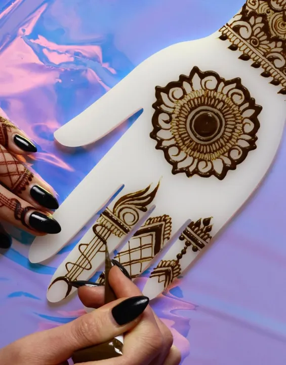 Acrylic%20Hand%20for%20Mehndi%20Practice%20-%20Image%204