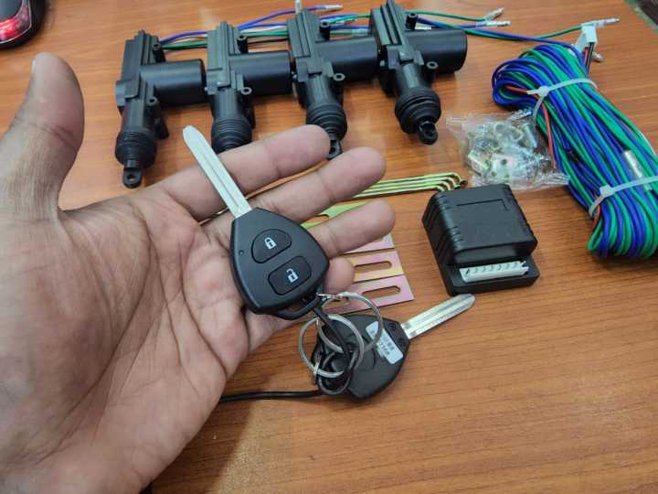 Suzuki%20Alto%20Remote%20Keys%20With%20%20Central%20Lock%20Door%20Motor%20Set%20-%20Image%203