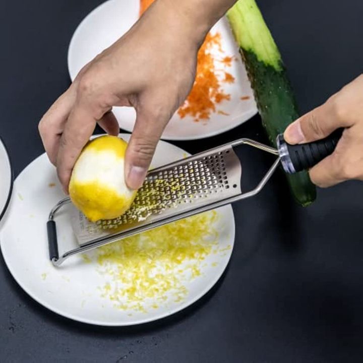 Manual%20Cheese%20Grater%20Ideal%20For%20Parmesan,%20Citrus,%20Lemon,%20Ginger,%20Chocolate%20And%20Nut%20Sharpened%20Stainless%20Steel%20Dishwashable%20Handle%20TPR%20&%20Protective%20Cover%20-%20Image%205