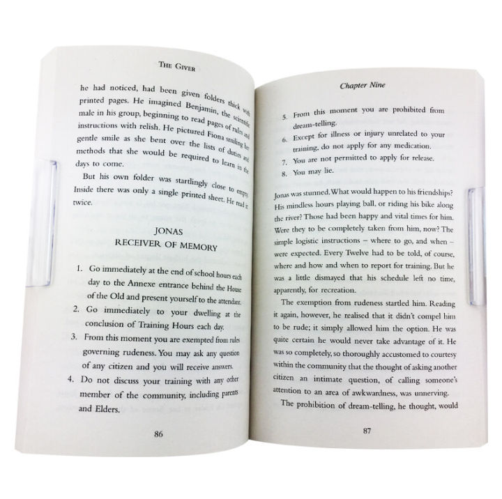 The%20Giver%20Newbery%20Medal%20Lois%20Lowry%20New%20York%20Times%20Bestseller%20Original%20English%20Novel%20Books%20-%20Image%203
