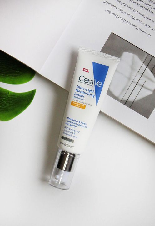 CeraVe%20Ultra-Light%20Moisturizing%20Lotion%20With%20Sunscreen%20SPF%2030%20-%20Image%202