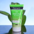 NEUTROGENA Oil Balancing Daily Exfoliator with Lime & Aloe Vera for Oily Skin - 150ml. 