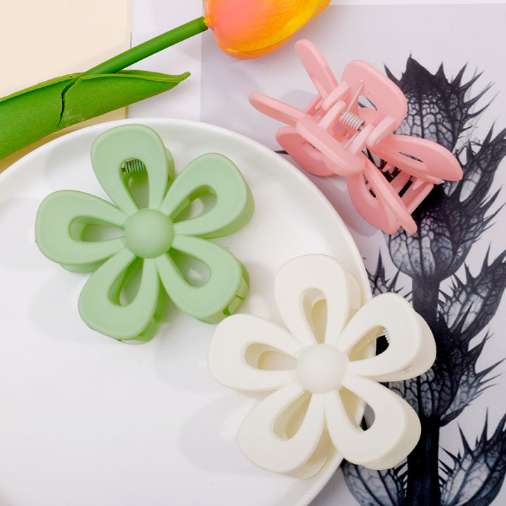Fashion%20Hollow%20Large%20Flower%20Shape%20Plastic%20Hair%20Claws%20Clips%20Elegant%20Accessories%20For%20Women%20-%20Image%207