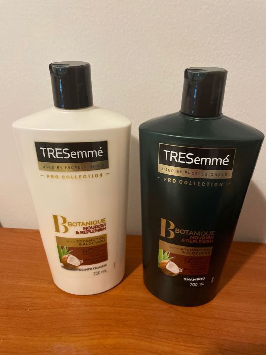TRESemme%20Pro%20Collection%20BOTANIQUE%20Nourish%20and%20Replenish%20700%20ML%20Shampoo%20and%20+%20700ML%20Conditioner%20%20(Tbnr)%20-%20Image%202