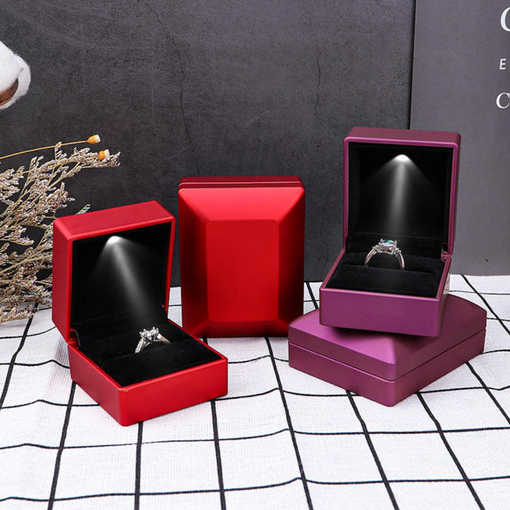 Simple%20And%20Elegant%20High%20Grade%20And%20Exquisite%20LED%20Light%20Jewelry%20Box%20Spray%20Painted%20Ring%20Box%20High%20End%20Jewelry%20Box%20-%20Image%202