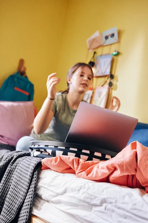 IKEA%20BYLLAN%20Laptop%20support,%20Ebbarp%20black/white%20-%20Image%205