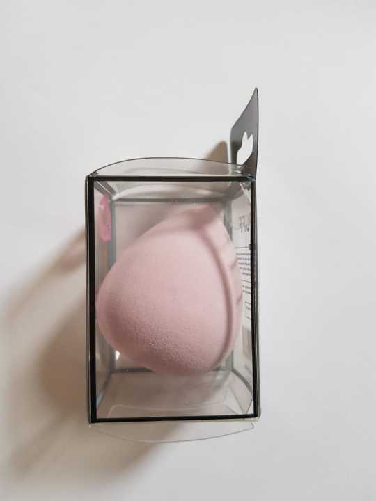 Huda%20Beauty%E2%80%8B%20Beauty%20Blender%20Powder%20Puff%20Soft%20Cotton%20Makeup%20Sponge%20-%20Image%203