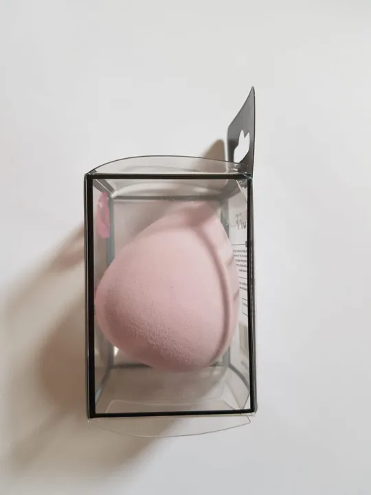 Huda%20Beauty%E2%80%8B%20Beauty%20Blender%20Powder%20Puff%20Soft%20Cotton%20Makeup%20Sponge%20-%20Image%203