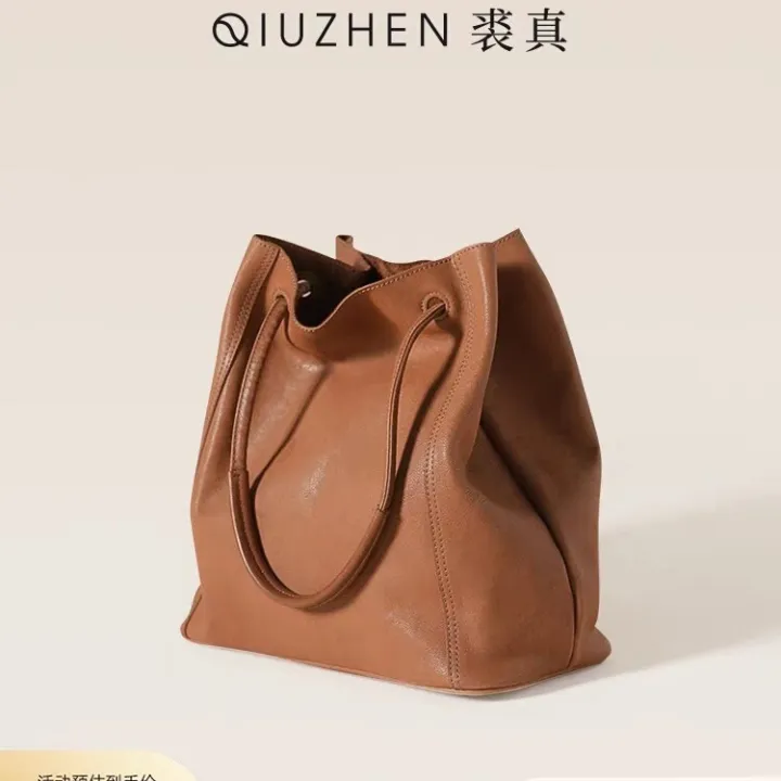 Qiu%20Zhen%20Genuine%20Leather%20Bucket%20Bag%20for%20Women,%20Crossbody%20Commuter%20Large%20Capacity%20Tote%20Bag,%20Niche%20Vegetable%20Tanned%20Top%20Layer%20Cowhide%20Bag%20-%20Image%206