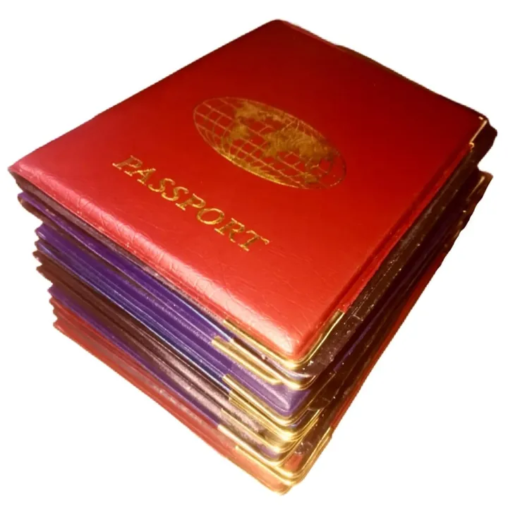 Travel%20in%20Style:%20Professional%20Passport%20Covers%20for%20Men%20and%20Women%20-%20Protect%20Your%20Passport%20in%20Fashionable%20Colors%20-%20Image%202