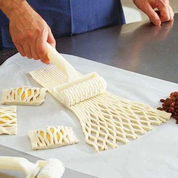 1PC%20Roller%20Cutter%20Pie%20Pizza%20Cookie%20Cutter%20Pastry%20Plastic%20Bakeware%20Embossing%20Dough%20Roller%20Lattice%20Cutter%20DIY%20Kitchen%20Baking%20Tools%20-%20Image%203