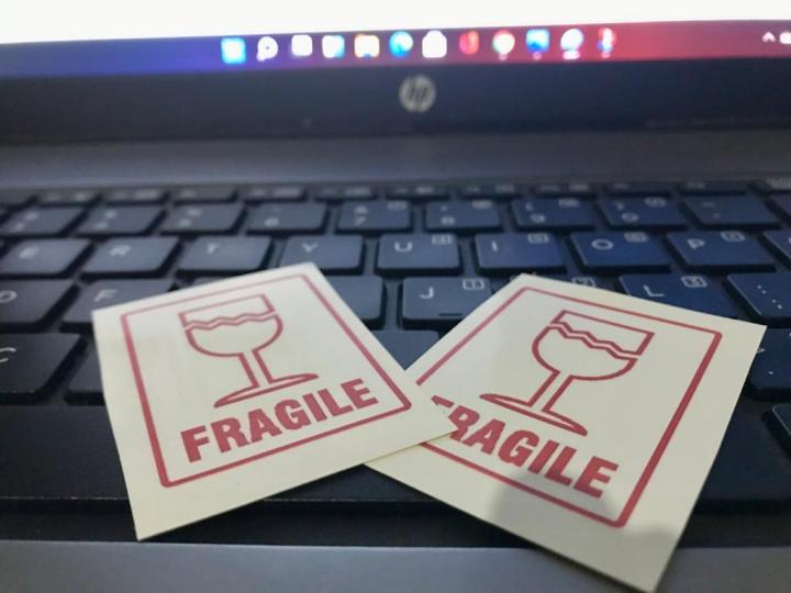 50%20Fragile%20Stickers%20for%20Sensitive%20Packaging%20Glass%20Safe%20Package%20&%20Daraz%20Package%20Safe%20-%20Image%203