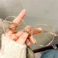 Eyewear Anti-blue Light Glasses Eyeglasses Transparent Ins Trend Oval Frame Sunglasses Oval Frame Sunglasses Flat Mirror Eyeglasses for Use in different scenarios to protect eyes from blue light. 