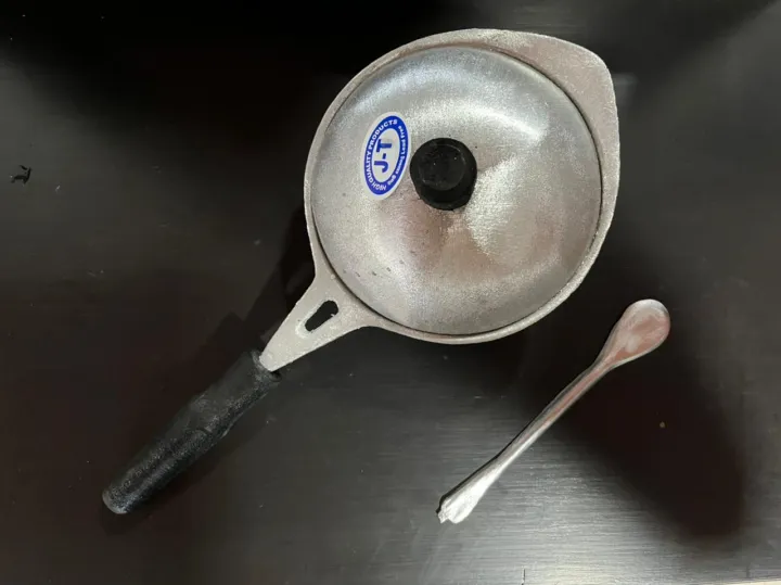 Hopper%20Pan%20Aluminium%20medium%20Polished%20High%20quality%20with%20wooden%20handle%20and%20llid%20and%20spatula%20Aappa%20taachchi%20-%20Image%205