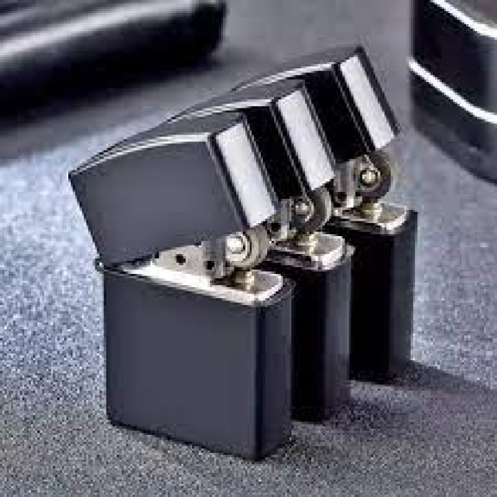 Zippo%20Lighter%20with%20-%20Black%20Matte%20-%20Image%204