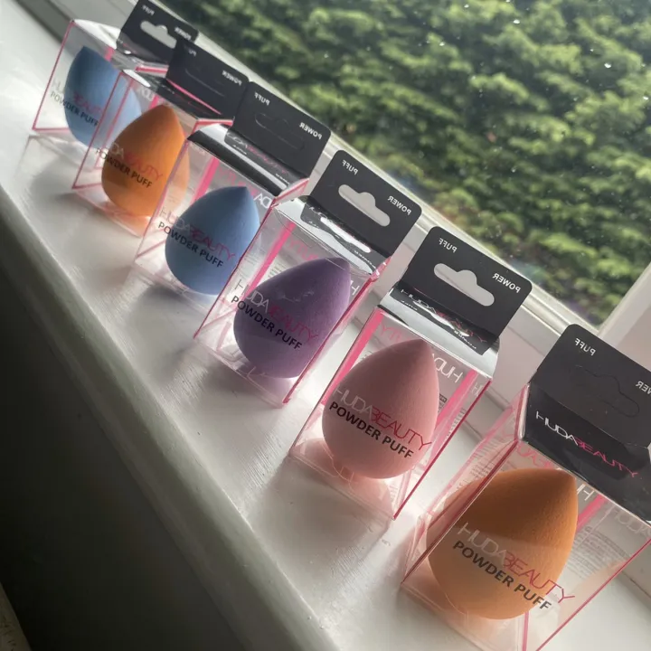 Huda%20Beauty%E2%80%8B%20Beauty%20Blender%20Powder%20Puff%20Soft%20Cotton%20Makeup%20Sponge%20-%20Image%204