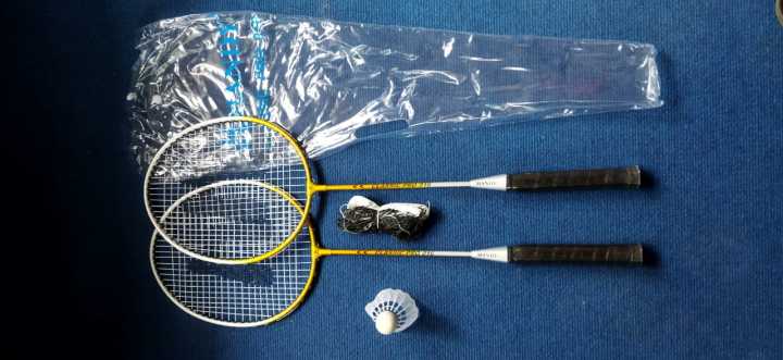 Badminton%20two%20rackets%20with%20shutle%20and%20net%20for%20Family%20fun%20time%20-%20Image%205