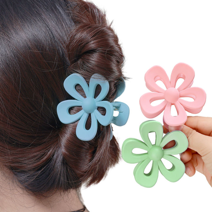 Fashion%20Hollow%20Large%20Flower%20Shape%20Plastic%20Hair%20Claws%20Clips%20Elegant%20Accessories%20For%20Women%20-%20Image%203