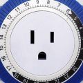 24 Hour Timer Socket Mechanical Program Timer Switch Socket 230V Wall Outlet Protector Energy Saveing(US Plug). 
