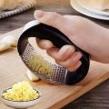 Stainless Steel Garlic Press Rocker , New Arc-shaped Design Professional Heavy Soft-Handled Garlic Crusher With Comfortable Grip (Garlic Press Black). 
