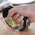 Stainless Steel Garlic Press Rocker , New Arc-shaped Design Professional Heavy Soft-Handled Garlic Crusher With Comfortable Grip (Garlic Press Black). 