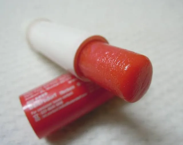 Original_%20Nivea%20Strawberry%20/%20Cilek%20Fruity%20Shine%20Moisture%20Lip%20Care%20Balm%20(NSFS)%20-%20Image%203