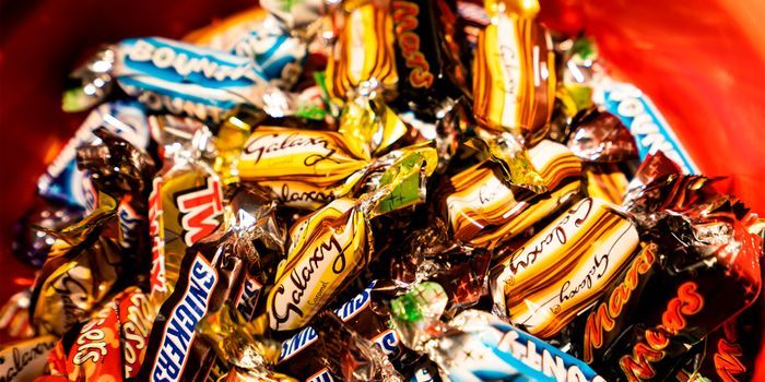 Celebrations%20Chocolate%20Box%20contains%20assortment%20of%20milk%20chocolates%20and%20milk%20chocolate%20covered%20biscuit%20650g.%20-%20Image%204