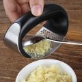 Stainless Steel Garlic Press Rocker , New Arc-shaped Design Professional Heavy Soft-Handled Garlic Crusher With Comfortable Grip (Garlic Press Black). 