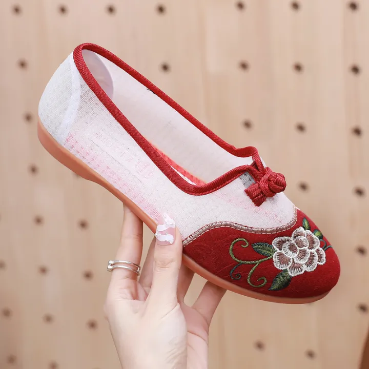 %E3%80%90WEJA%E3%80%91New%20Style%20Embroidered%20Women's%20Summer%20Old%20Beijing%20Cloth%20Shoes%20Women's%20Shoes%20Breathable%20Soft%20Bottom%20Lightweight%20Mom%20Shoes%20Ethnic%20Style%20Ancient%20Chinese%20Clothing%20Shoes%20Women's%20Shoes%20-%20Image%202