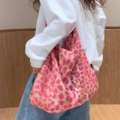 Korean Raspberry Pink Leopard Canvas EMI Zhao Lusi Same Style Versatile Student Lightweight One Shoulder Diagonal Cross Bag. 