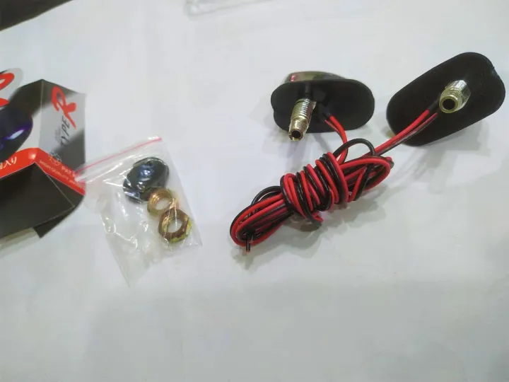 Car%20Universal%20Hood%20Windshield%20Washer%20Jet%20Nozzle%20Spray%20with%20LED%20Lights%20-%20Image%203