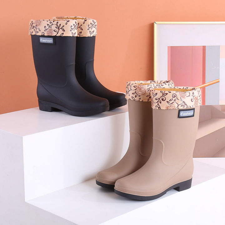 Mid-Calf%20Rain%20Shoes%20Women's%20Non-Slip%20Stylish%20Rubber%20Shoes%20Kitchen%20Short%20Soft%20Bottom%20Rain%20Boots%20Women's%20Car%20Wash%20Lightweight%20Rubber%20Shoes%20Summer%20-%20Image%205