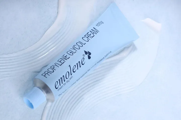 Emolene%20-%20Moisturizing%20Cream,%20Hydronourish%20Dry%20Skin,%20Restores%20Moisture%20Balance,%20Smoothens%20Skin,%20Non-Greasy,%20Non-Comedogenic,%20Hypoallergenic,%20Fast%20Absorbing,%20Anti-Aging,%20Deep%20Hydration,%20Lightweight,%20Suitable%20for%20All%20Skin%20Types%20for%20Men%20and%20Women,%20100%20grams%20-%20Image%205