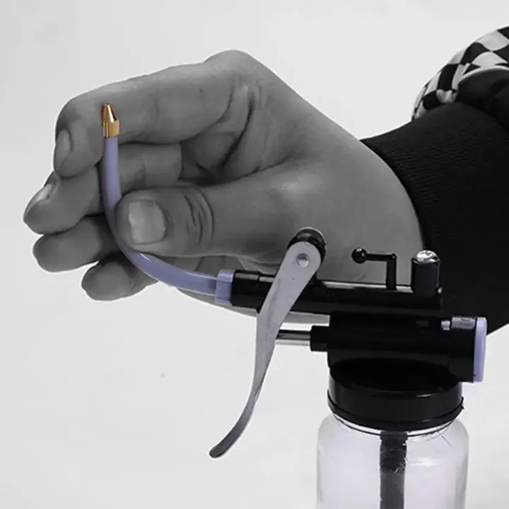 250ML%20Transparent%20High%20Pressure%20Pump%20Oiler%20Lubrication%20Oil%20Can%20Plastic%20Machine%20Oil%20Pot%20Extended%20Hose%20Oil%20Filling%20Equipment%20-%20Image%205