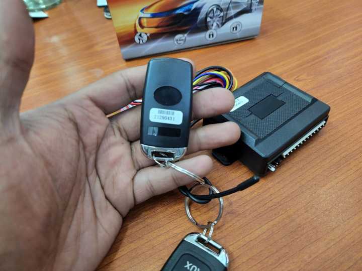 Universal%20Car%20Van%20Vehicle%20Lock%20Unlock%20Remote%20Key%20With%20Brake%20Lock%20,%20Double%20Signal%20Indicator%20Scuta%20Brand%20-%20Image%203