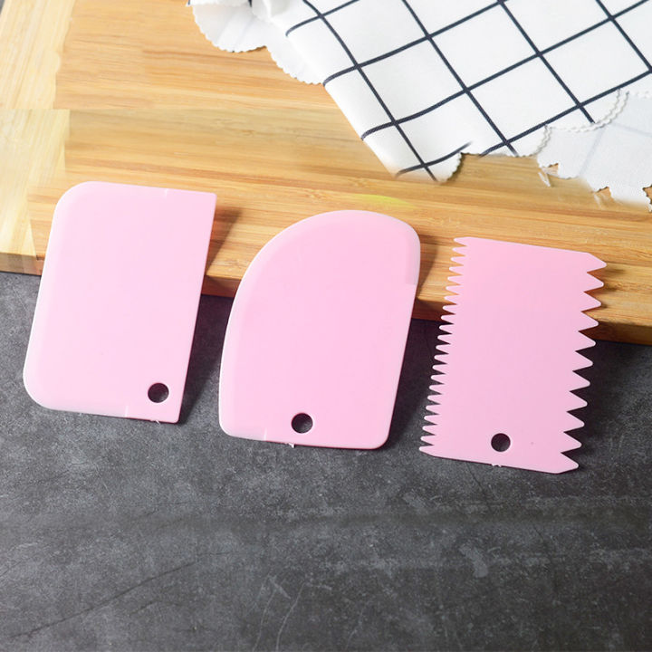 3%20in%201%20(3pcs%20set)%20Plastic%20Icing%20Cream%20Scraper%20Spreader%20Cake%20Spatula%20Smoother%20Irregular%20Teeth%20Edge%20Kitchen%20Dough%20Fondant%20Molds%20Pastry%20Cutters%20Decorating%20Baking%20Accessories%20Tools%20-%20Image%203