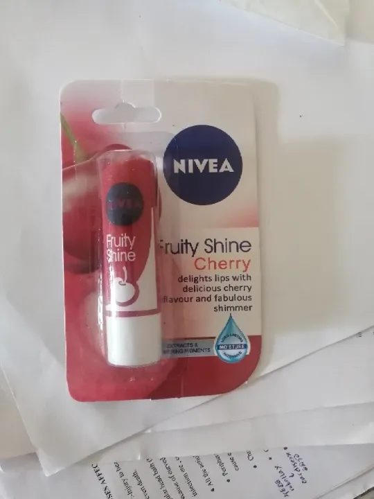 NIVEA%20Lip%20Balm%20Fruity%20Shine%20%E2%80%93%20CHERRY%20/%20KIRAZ%20with%20SPF%2015%20Nlbc%20Cherry%20Aroma%20-%20Image%203