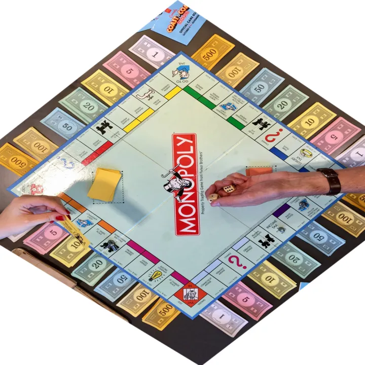Monopoly%20Complete%20Board%20Game%20-%20The%20Classic%20Edition%20with%20Money%20Notes%20and%20Tokens%20-%20Image%202