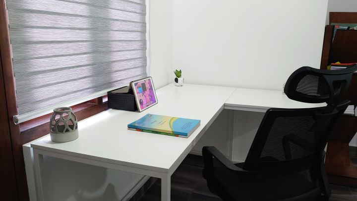 L%20Shape%20table%20with%20melamine%20top%20&%20powder%20coated%20steel%20box%20bar%20frame%20-%20Image%202