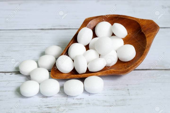 Refined%20Snow%20White%20Pure%20Naphthalene%20200%20Balls%20-%20400g%20Eagle%20(Kapuru%20Bola)%20-%20Image%203