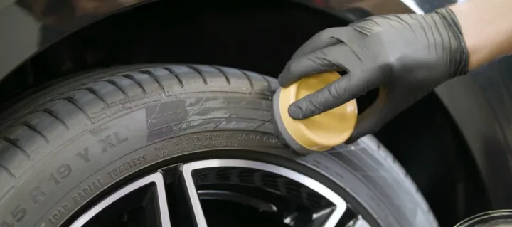 SOFT99%20Tyre%20Black%20Wax%20-%20Image%205