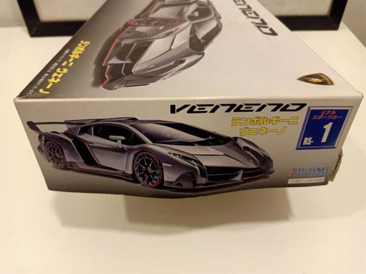 Lamborghini%20Veneno%20Fujimi%20Model%20Kit%20-%20Image%204